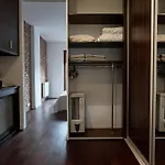 Bright 4 Bedroom House With Living And Work Place בית נופש *