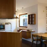 Bright 4 Bedroom House With Living And Work Place בית נופש *