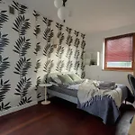 Bright 4 Bedroom House With Living And Work Place