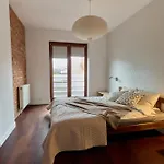 בית נופש Bright 4 Bedroom House With Living And Work Place ורשה
