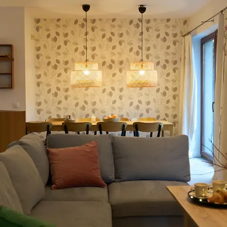 בית נופש Bright 4 Bedroom House With Living Room, Work Place & Garden Warsaw