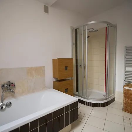 Bright 4 Bedroom House With Living Room, Work Place & Garden Warsaw *
