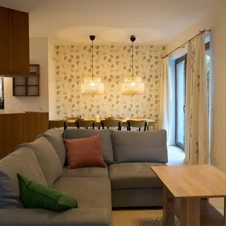 Prázdninový dům Bright 4 Bedroom House With Living And Work Place *