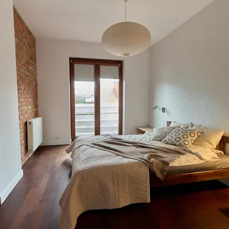 Vakantiehuis Bright 4 Bedroom House With Living And Work Place Warschau