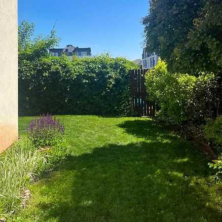 Bright 4 Bedroom House With Living Room, Work Place & Garden Warsaw בית נופש