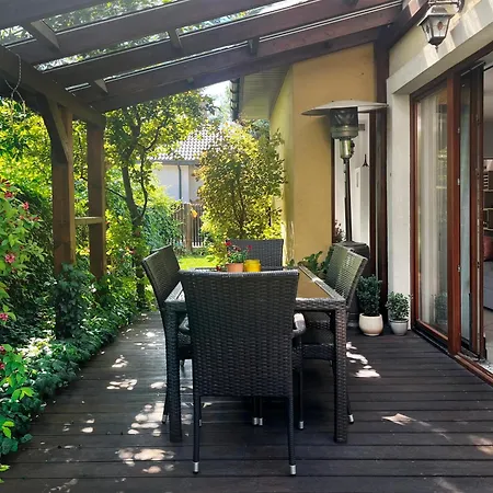 Bright 4 Bedroom House With Living Room, Work Place & Garden Warsaw בית נופש ורשה