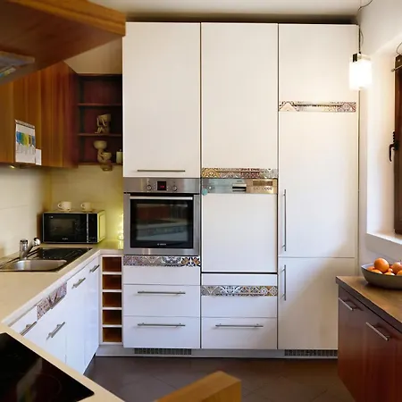 度假居 Bright 4 Bedroom House With Living Room, Work Place & Garden 华沙