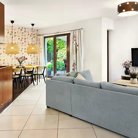 度假居 Bright 4 Bedroom House With Living Room, Work Place & Garden 华沙