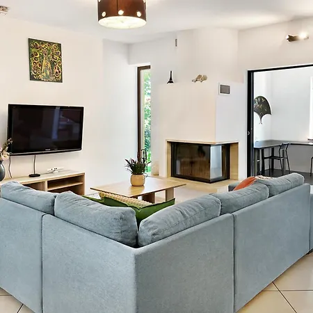 Bright 4 Bedroom House With Living Room, Work Place & Garden