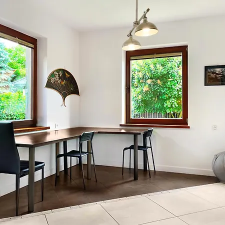 Bright 4 Bedroom House With Living Room, Work Place & Garden 度假居