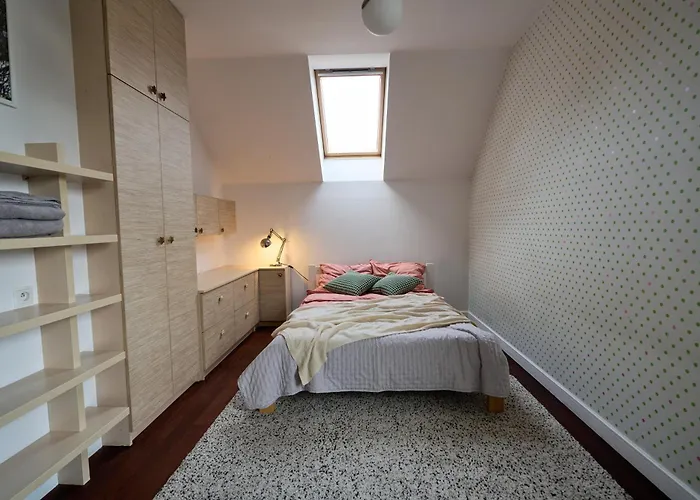 Vakantiehuis Bright 4 Bedroom House With Living And Work Place Warschau