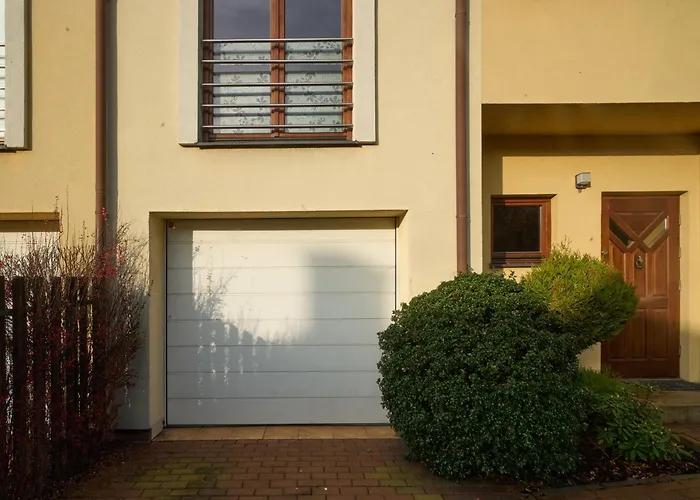 Bright 4 Bedroom House With Living And Work Place