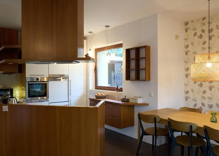 Bright 4 Bedroom House With Living And Work Place Vakantiehuis *