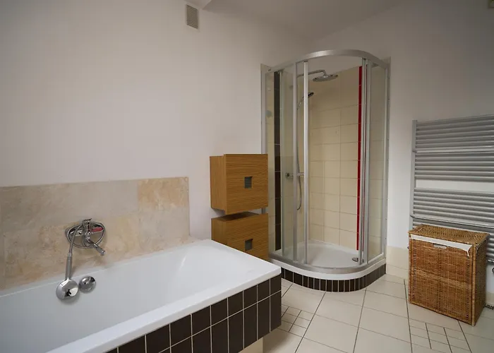 Bright 4 Bedroom House With Living And Work Place *