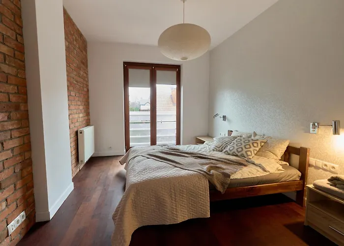 Vakantiehuis Bright 4 Bedroom House With Living And Work Place Warschau