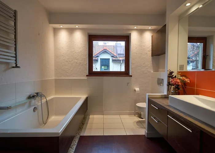 Bright 4 Bedroom House With Living And Work Place *